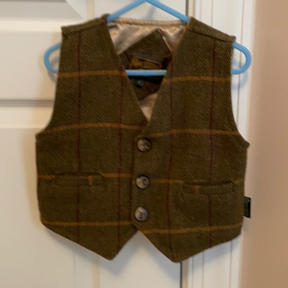 Small wool tweed boys vest. Imported from the UK. Fits a 4-6 year old boy.